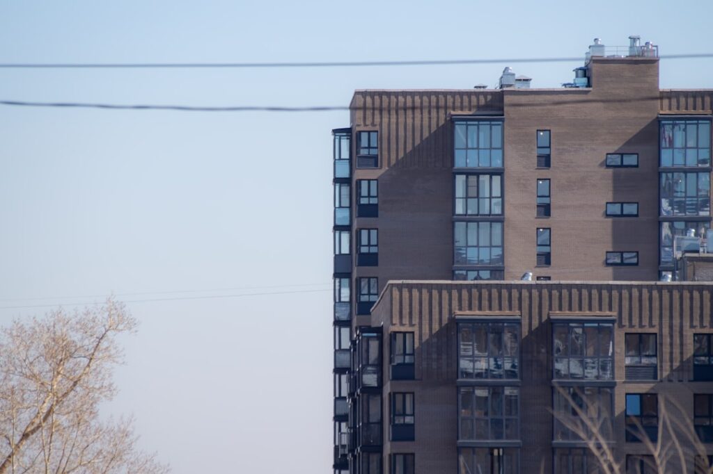 מבני מגורים מודרניים לצד בניינים ותיקים הממחישים את ההבדל בין דירות חדשות מול יד שנייה