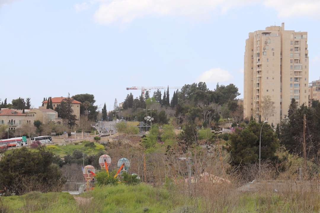 מבט פנורמי על פרויקטי נדלן בשכונת אגמים נתניה ליד פארק השלולית