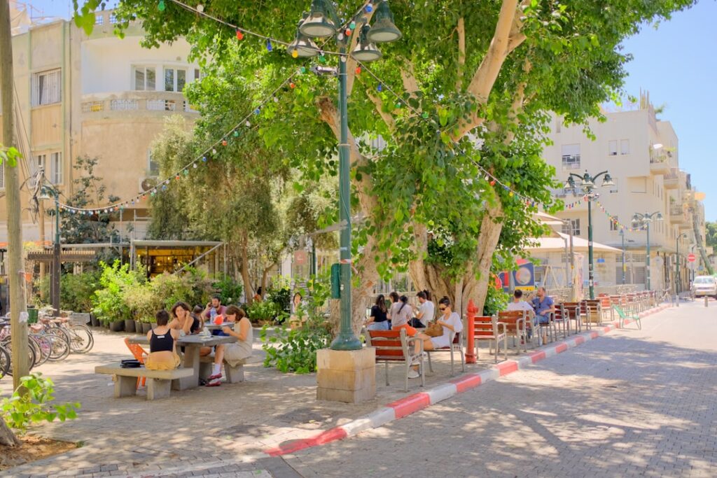 מבט פנורמי על בנייני מגורים וגינות ירוקות הממחישים את עוצמת ביקוש בקריית השרון