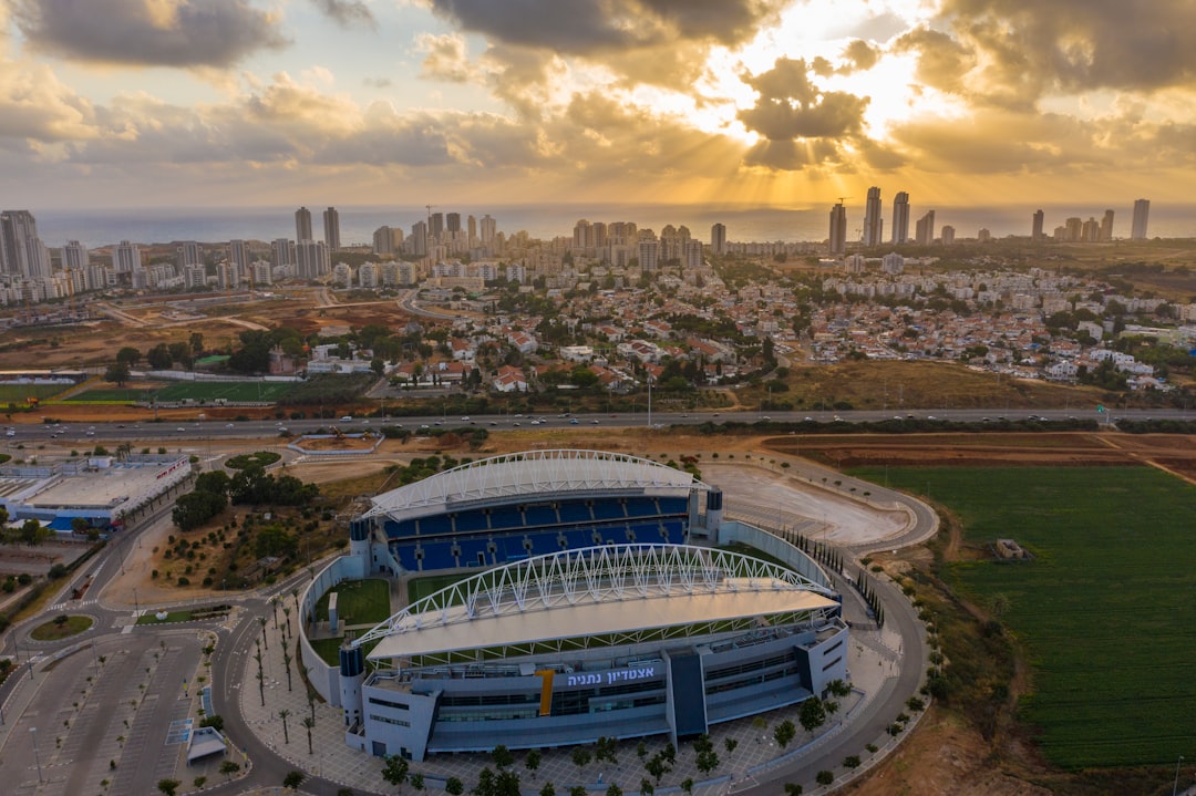 מבט פנורמי על קו החוף ומגדלי המגורים של שוק הנדל"ן בנתניה