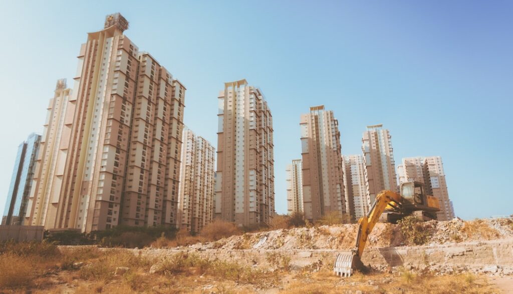 מבט על בנייני מגורים מודרניים לצד בניינים ותיקים הממחישים את ההבדל בין דירות חדשות מול יד שנייה
