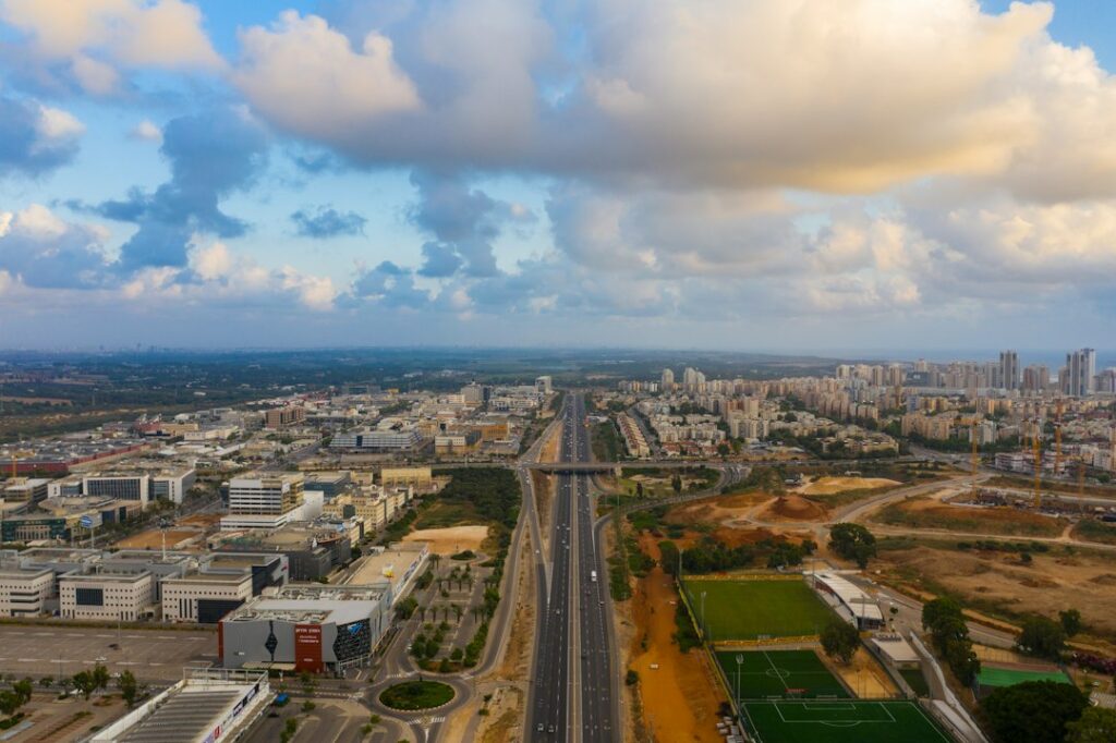 מבט על בנייני מגורים מודרניים הממחישים את נושא קריית השרון ביקוש בשוק הנדלן